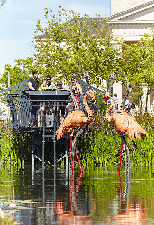 Famille jouant avec les flamants roses mécaniques des Animaux de la Place Napoléon à La Roche-sur-Yon